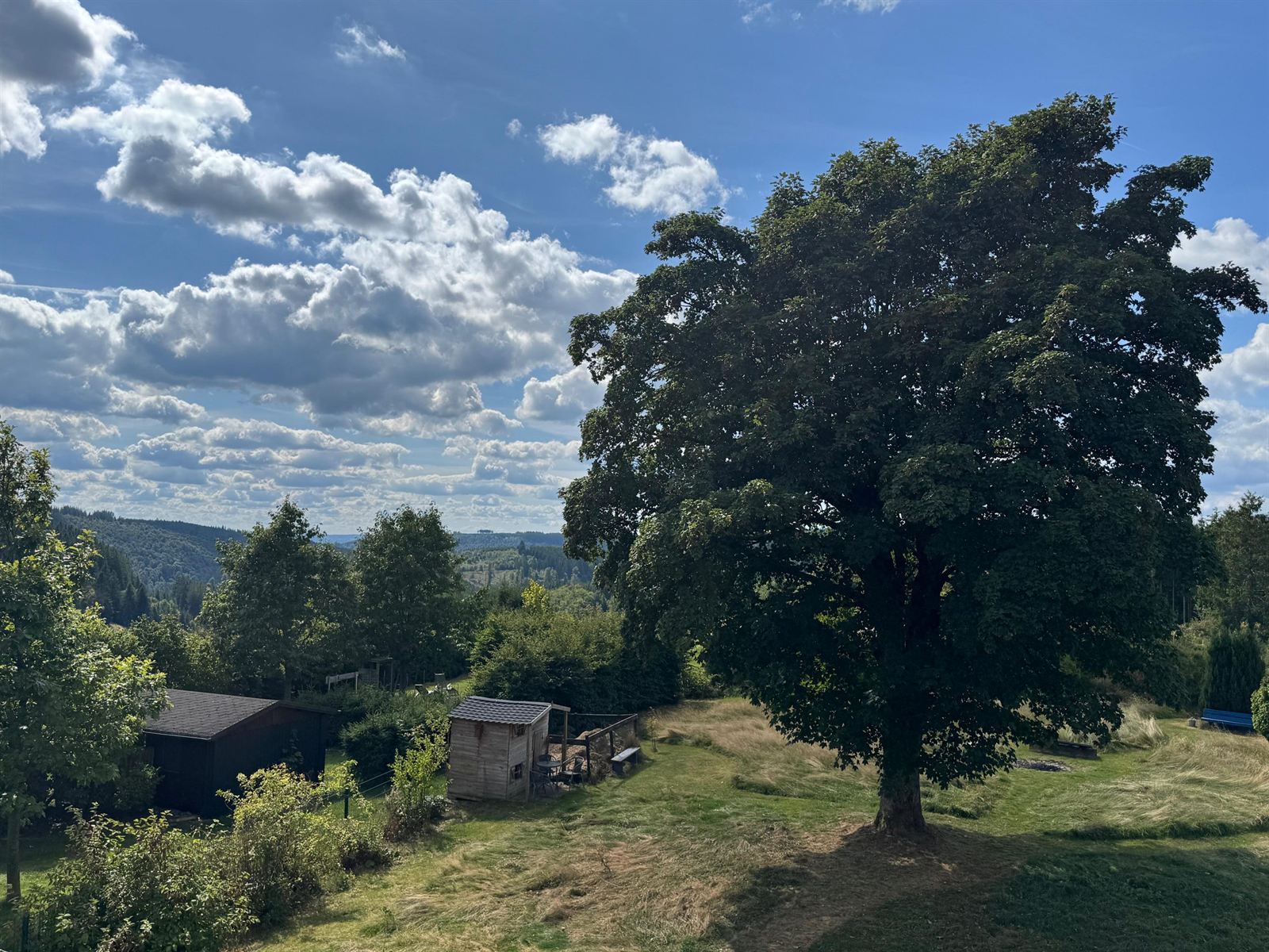 Zomers uitzicht over de tuin op het panorama van het Rothaargebergte