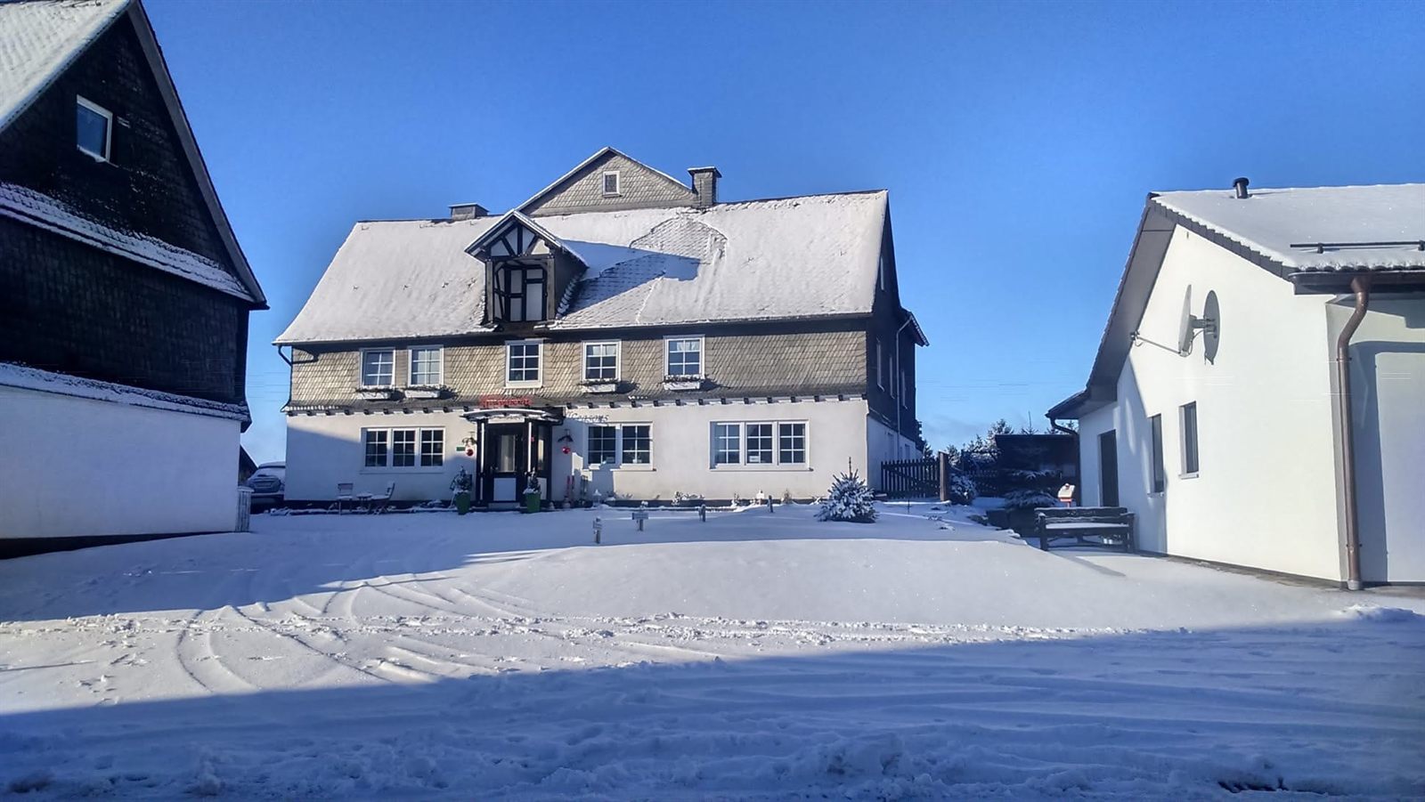 Haus Astenalm in de winter onder een dikke laag sneeuw